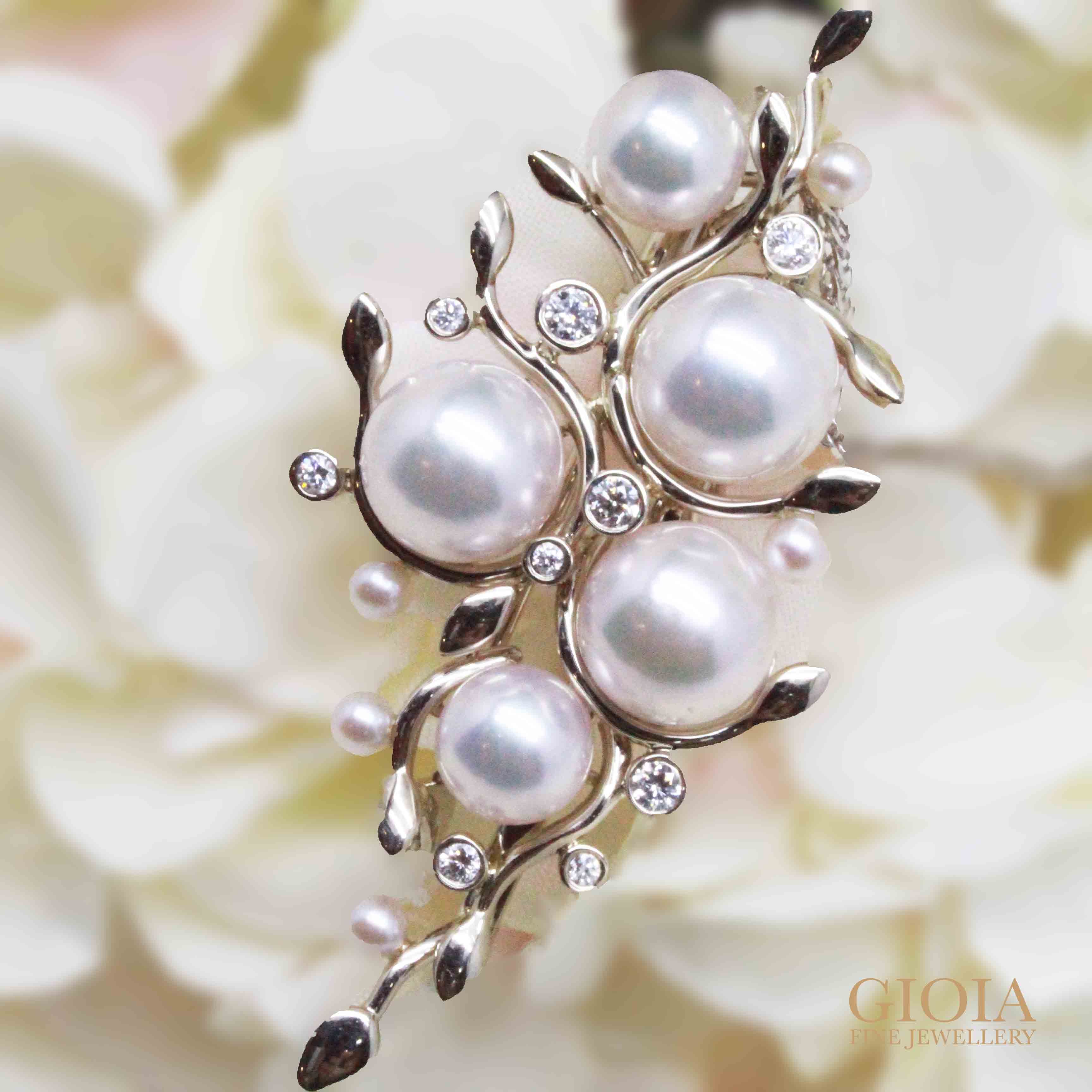 Customised pendant brooch with akoya pearls with round brilliant diamond