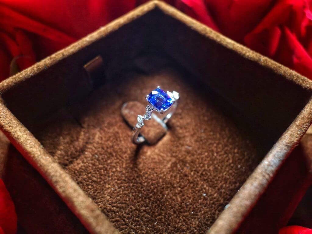 Customised Proposal Ring having an exceptional and one of a kind design proposal ring, customised with Unheated blue Sapphire Gemstone | Local Singapore Customised Jeweller in coloured gemstone and diamond for wedding jewellery