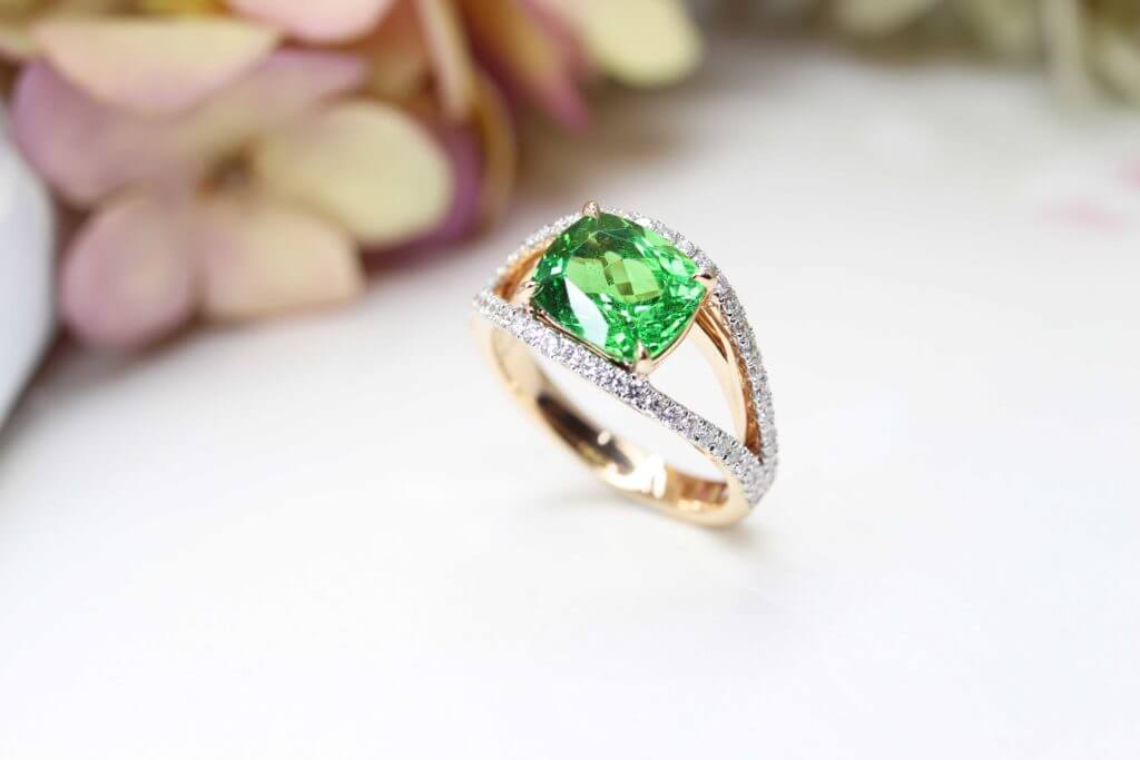 Ring with tsavorite and grey spinels – IVY New York