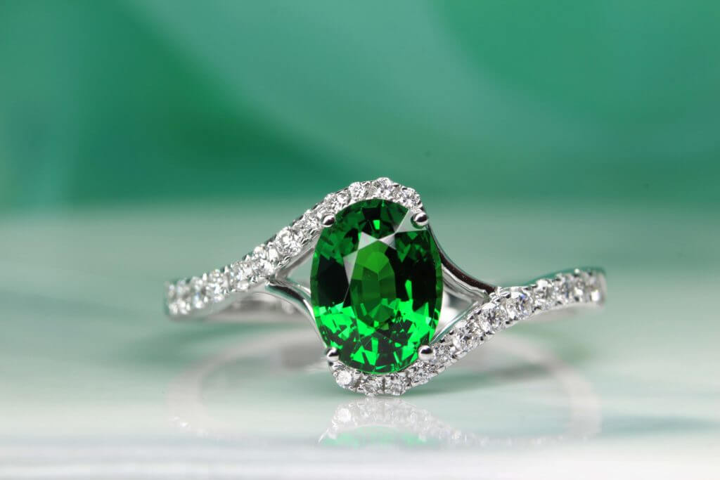 Personalised proposal ring with Tsavorite Gemstone Ring | Singapore bespoke Jewellery in personalised jewellery and wedding Ring with Green Garnet coloured gem.